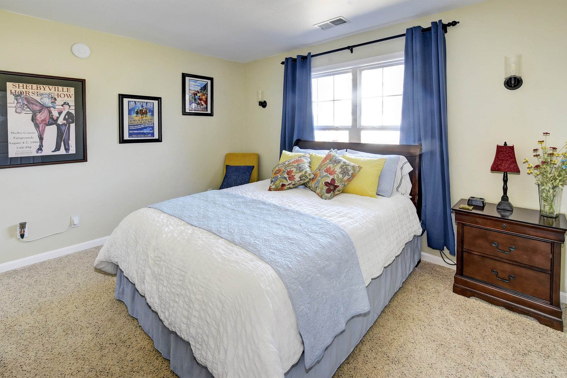 Guest bedroom with queen bed